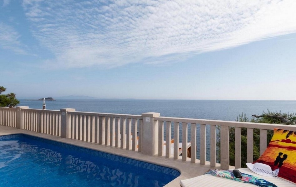 Bazén a terasa priamo pri mori.