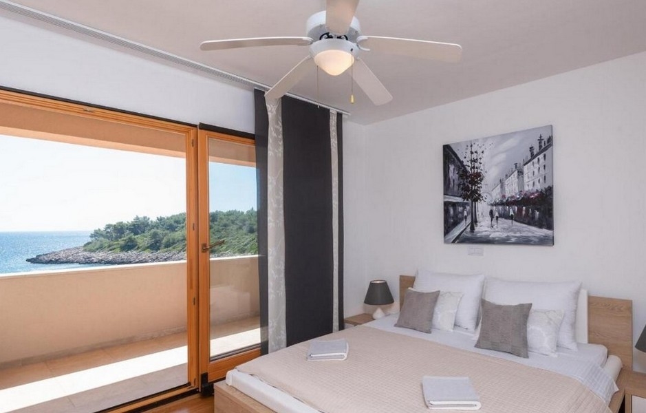 Atraktívna spálňa má výhľad na more a malebný záliv.