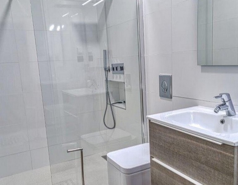 Kúpeľňa so sprchovacím kútom.