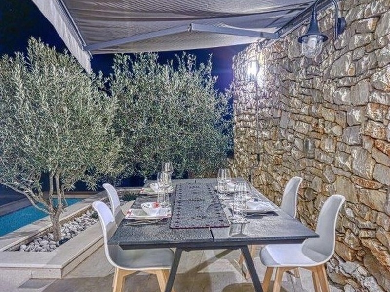 Jedáleň v záhrade vily H2690 v Chorvátsku - Panorama Skauting.