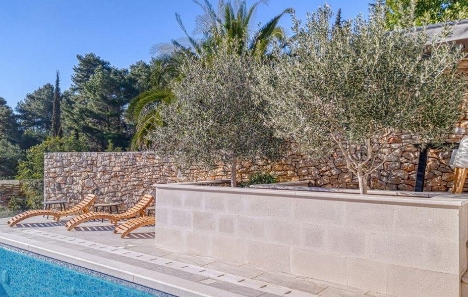 Bazén objektu H2690, ktorý sa nachádza na ostrove Korčula priamo pri mori.