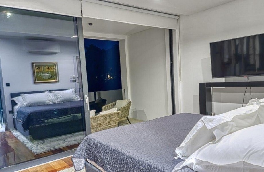 Moderná spálňa vo večernej atmosfére.