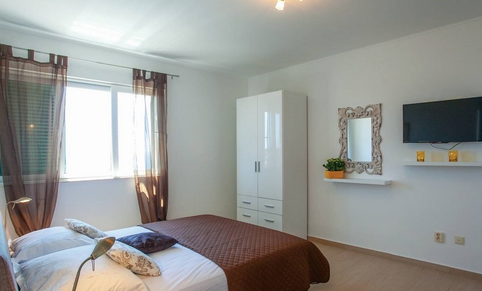 Spálňa s manželskou posteľou.