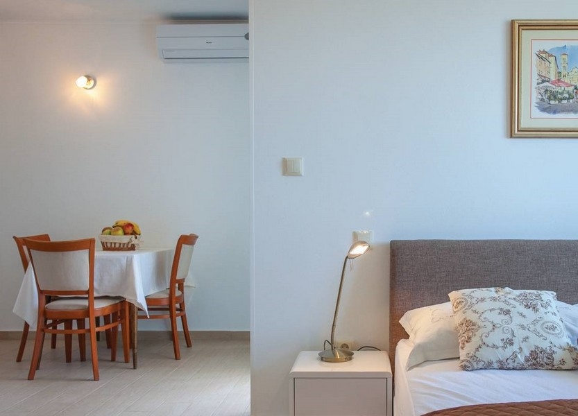 Klimatizovaný jedálenský kút a výhľad na posteľ.