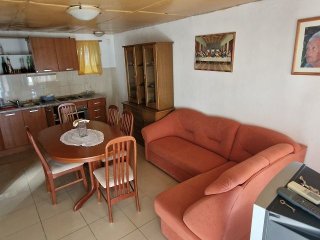 Obývacia časť s kuchyňou nehnuteľnosti H2704 v Chorvátsku - Panorama Skauting.