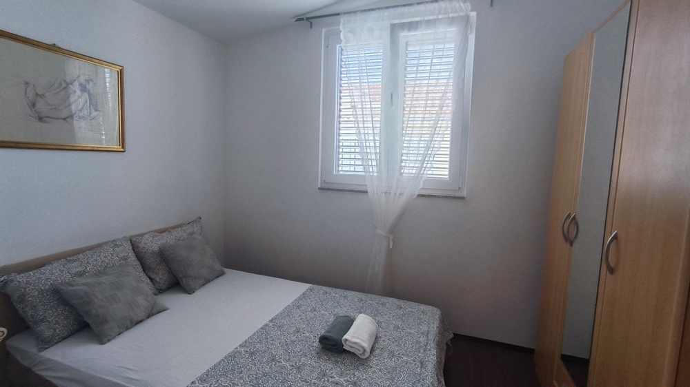 Spálňa s manželskou posteľou.