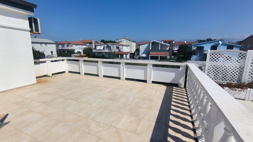 Veľká terasa na hornom poschodí.