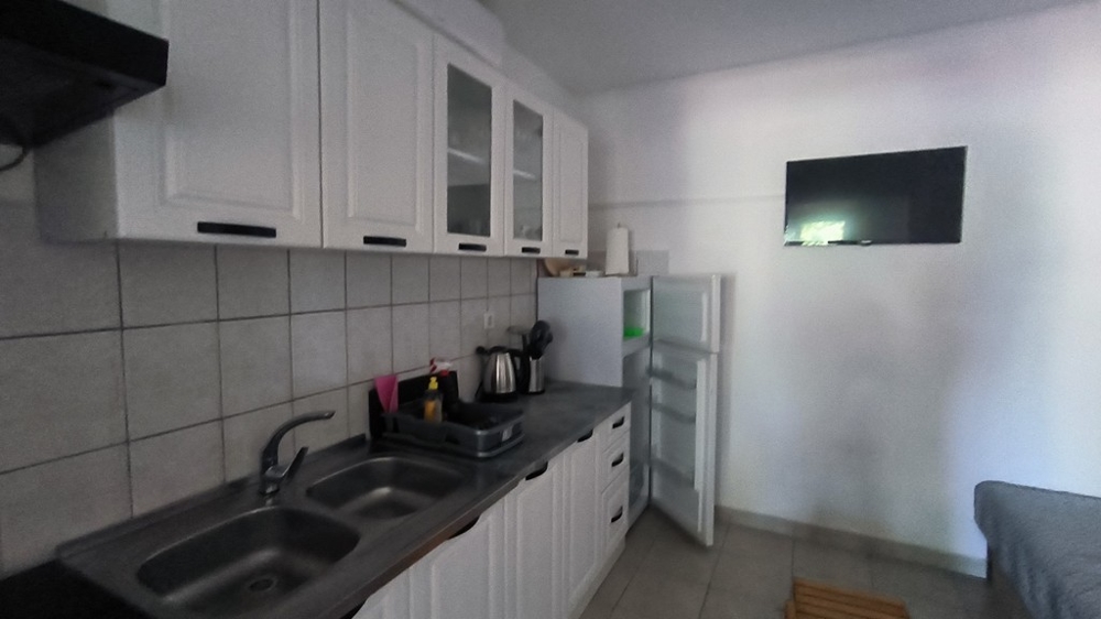 Kuchyňa vo vidieckom štýle v bielej farbe.