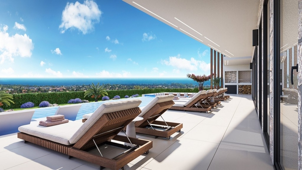 Prvotriedna obývacia izba s modrým nábytkom a svetlou dlažbou.