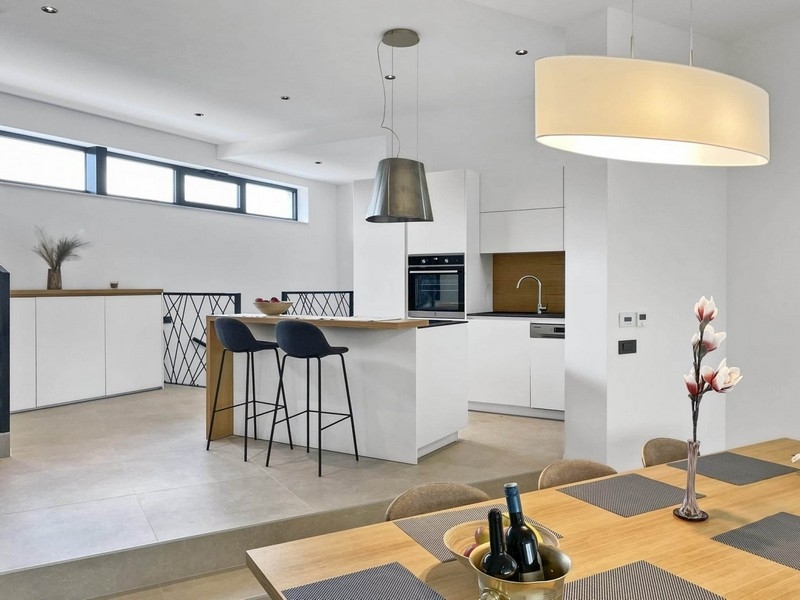 Jedálenský kút a kuchyňa.