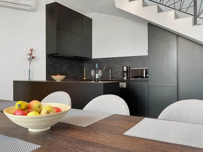 Kuchynka a košík s ovocím na jedálenský stôl.