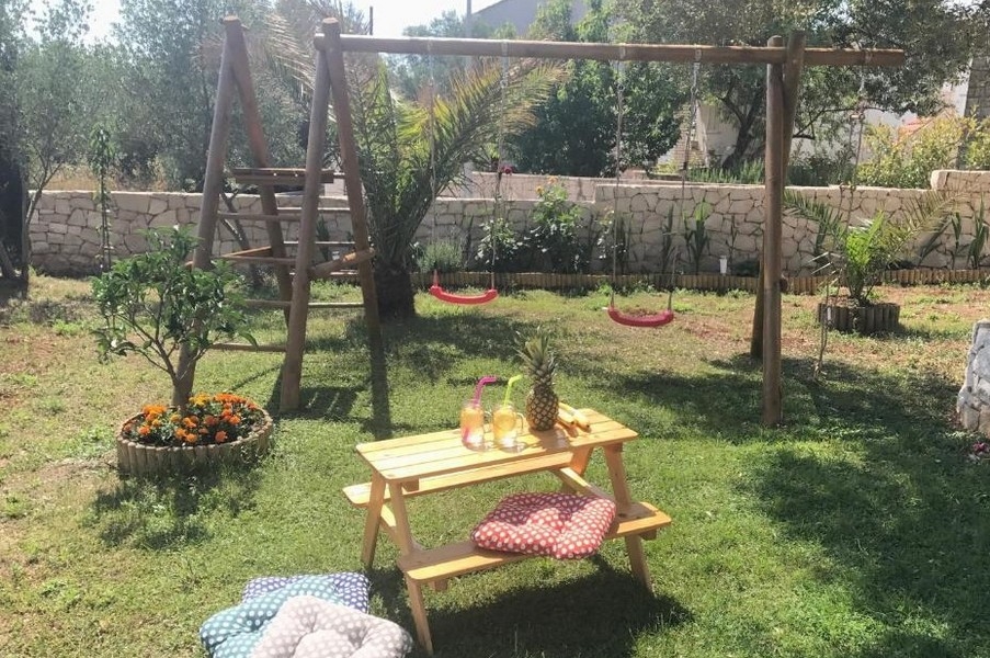 Záhrada s hojdačkou.