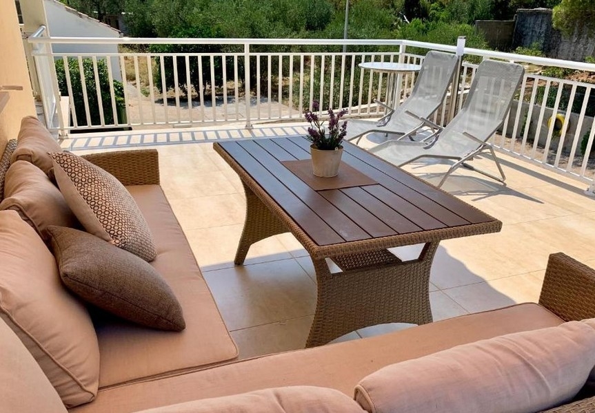 Ostrov Korčula, dom v blízkosti mora s dvoma garážami