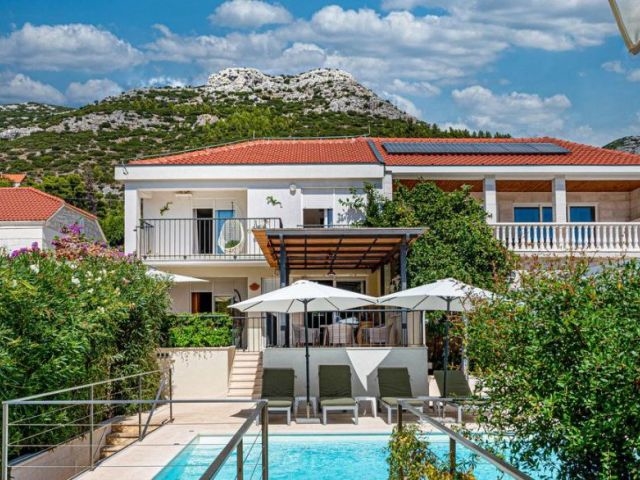 Dvojdom s bazénom priamo pri mori