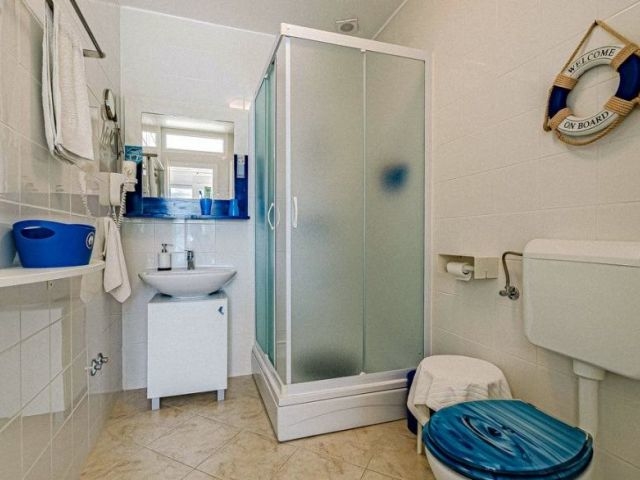 Kúpeľňa so sprchovacím kútom