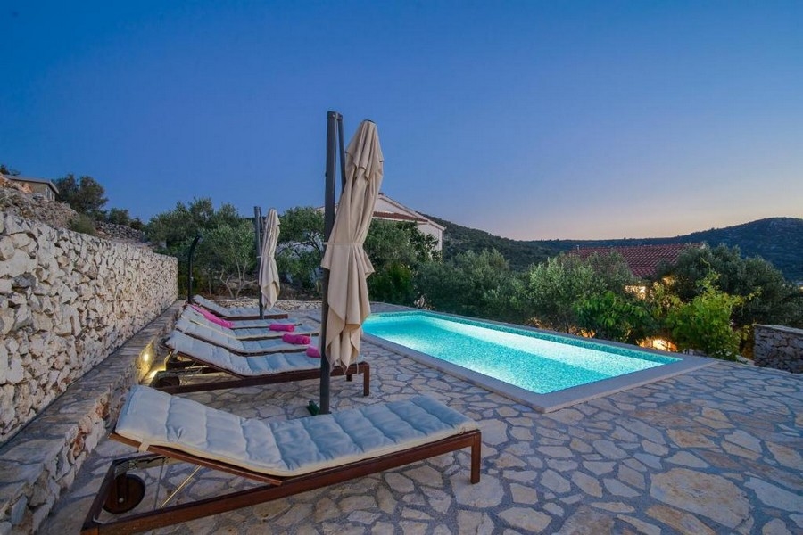 Dom s veľkou záhradou a len 80 metrov od mora - Real Estate Croatia