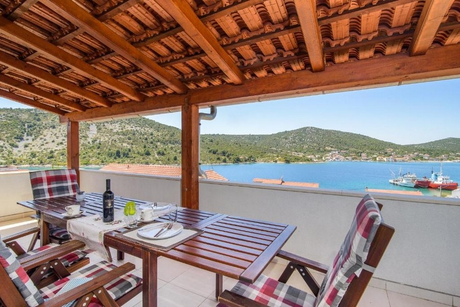 Krytá terasa s výhľadom na more a okolie - H2729