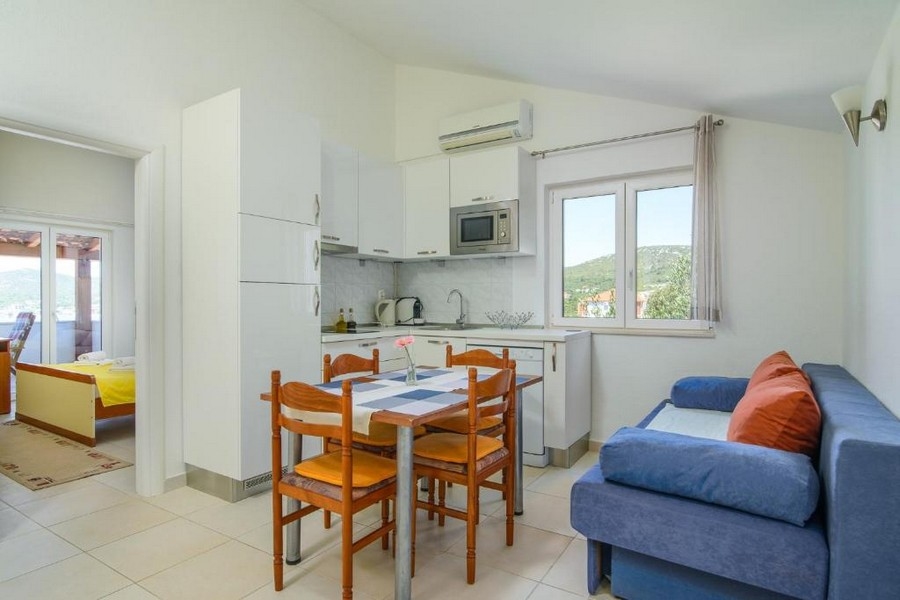 Svetlý dom v Dalmácii so záhradou, parkovacími miestami a bazénom