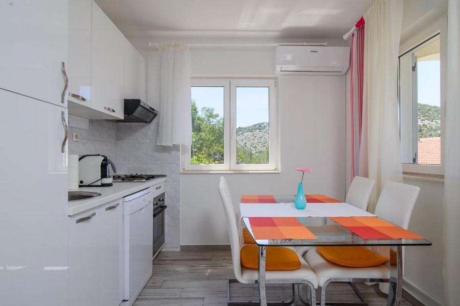 Obývacia izba s otvorenou kuchyňou a jedálenským kútom