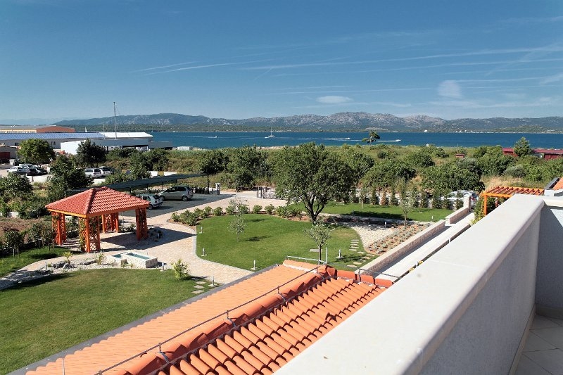 Výhľad na záhradu, okolie a more z luxusnej vily na predaj na Murteri je ten najlepší