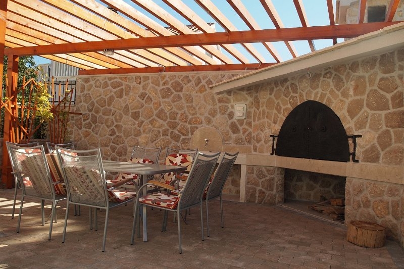 Dojmy z luxusnej vily v noci. Je na predaj.