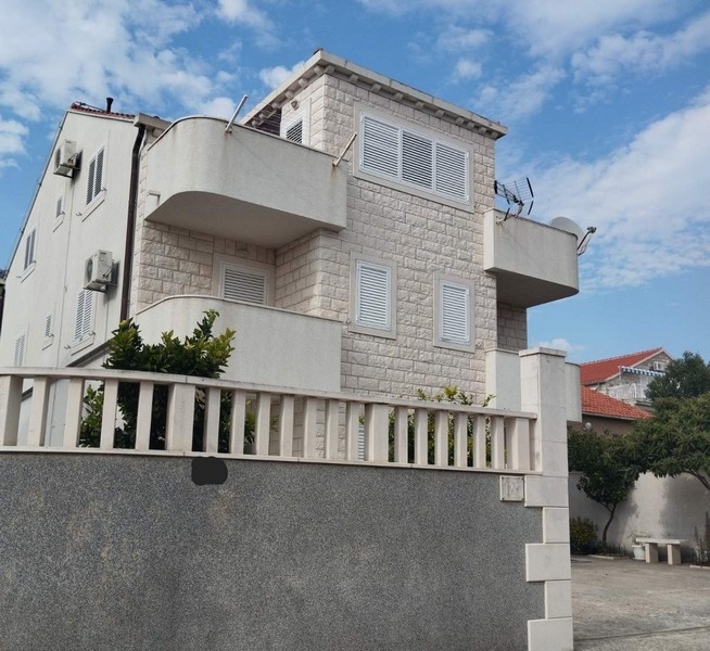 5 apartmánov, každý s balkónom/terasou s výhľadom na more