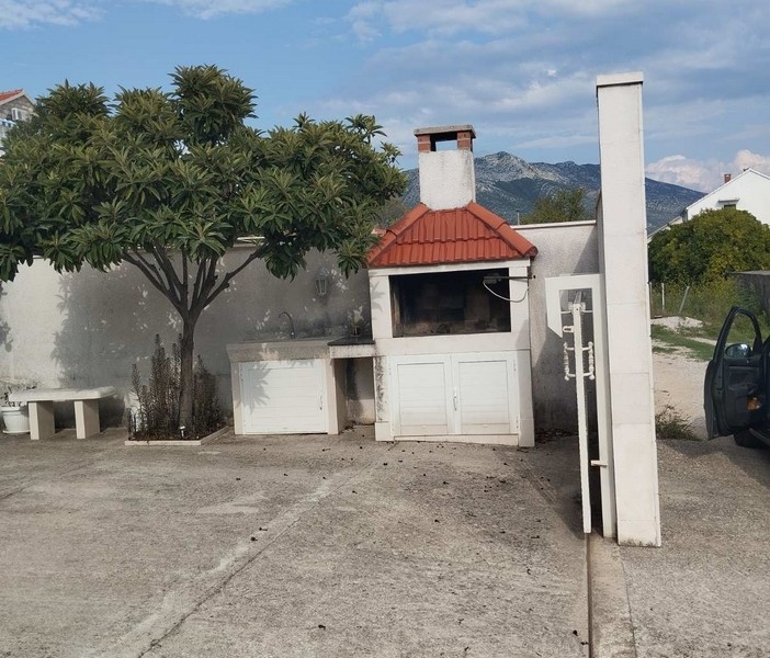 Priestranný dvor s grilom a 4 parkovacími miestami