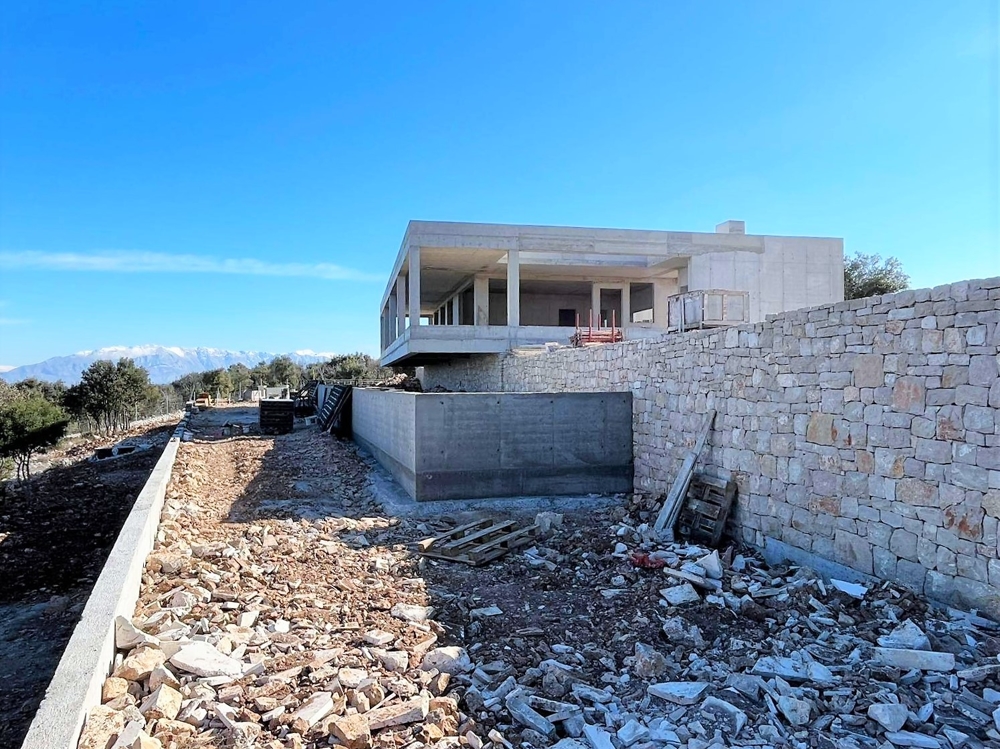 Skvelá nehnuteľnosť so spoločným bazénom a garážou