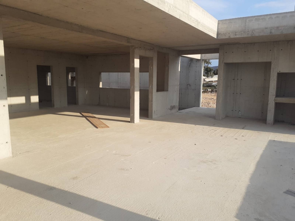 Kúpiť hlavný dom a dom pre hostí na dokončenie v Brači