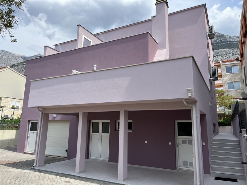 Bytový dom s fialovou fasádou v Makarskej, Chorvátsko na predaj.