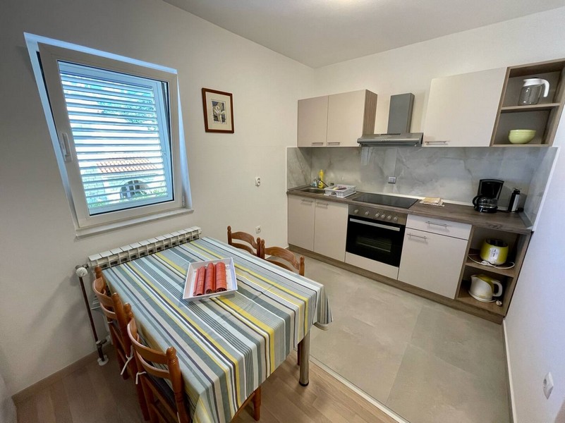 Jedálenský stôl a kuchyňa.