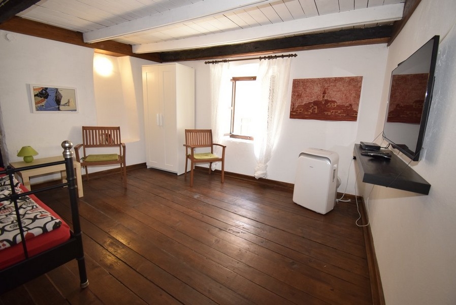 Obytná plocha v kamennom dome H2738, ponúkaný na predaj v Chorvátsku.