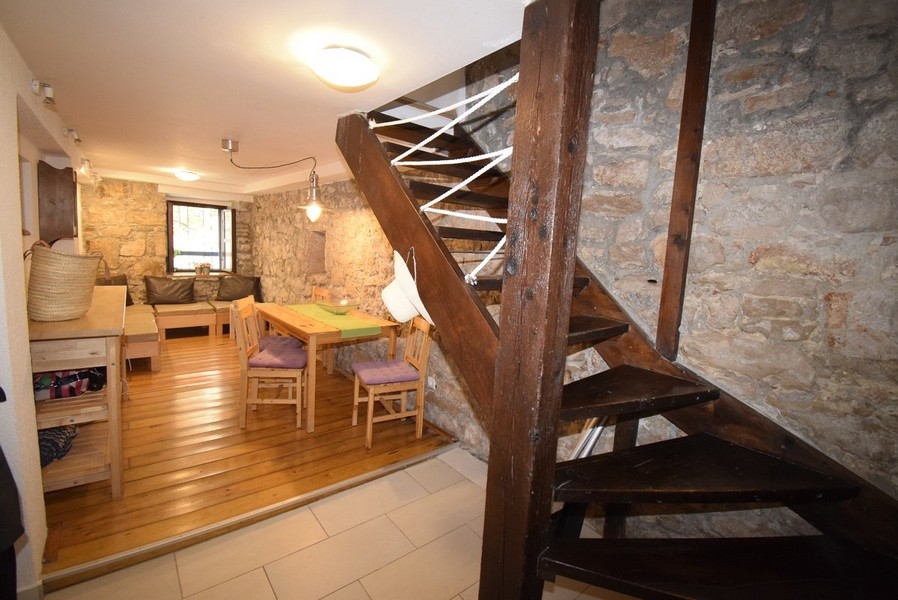 Schodisko a kuchyňa.