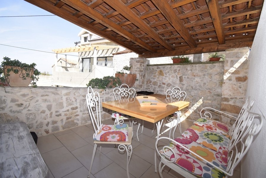 Stredomorská terasa v kamennom dome.