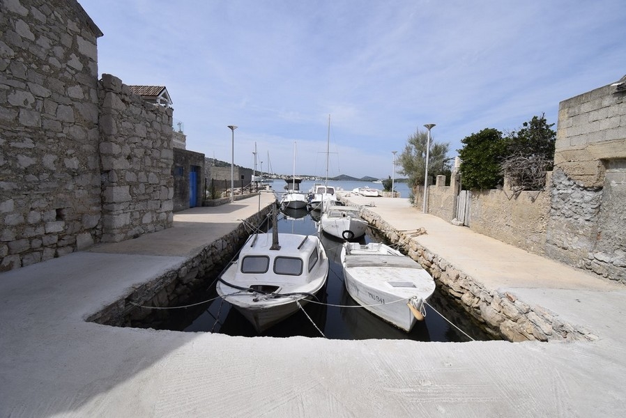 Dom má malý čln s prívesným motorom.