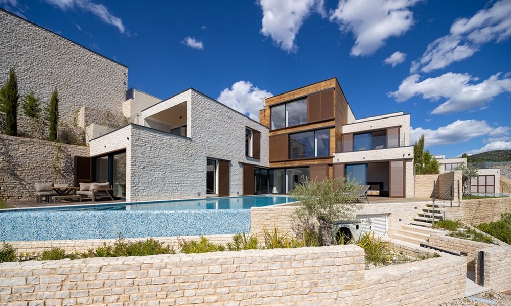 Kvalitne vybavená vila na pobreží