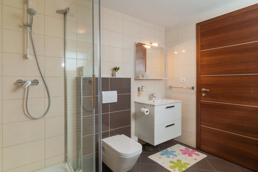 Moderná kúpeľňa so sprchovacím kútom