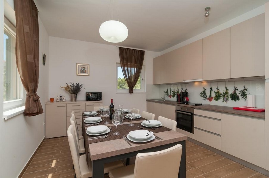 Svetlý jedálenský kút s prístupom na terasu