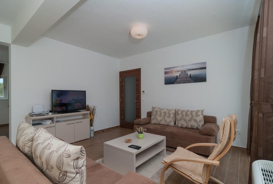 Spálňa s veľkým oknom a výhľadom na more