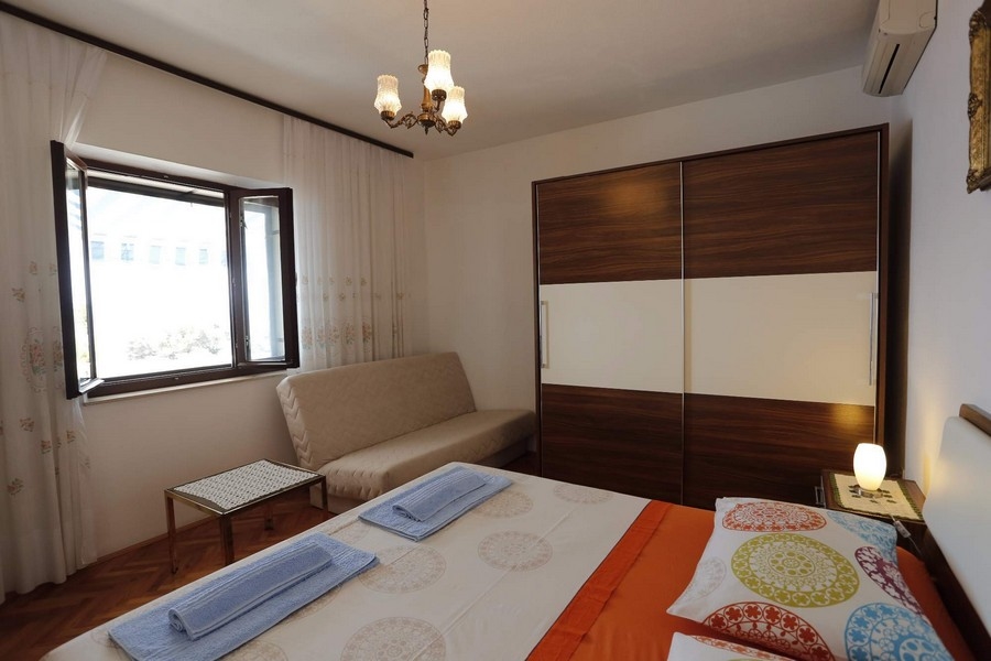 Spálňa s oknom a nábytkom