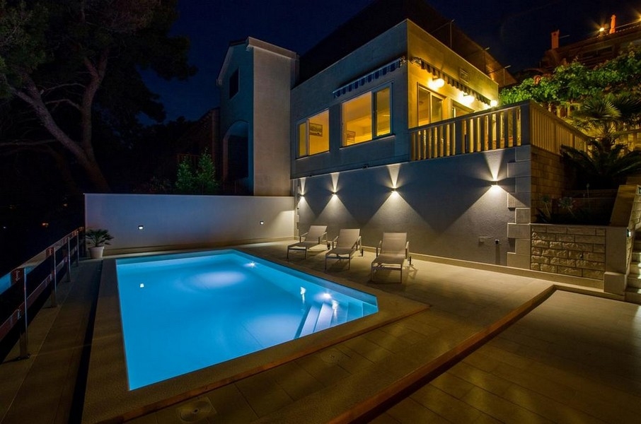 Bazén s veľkým priestorom na opaľovanie