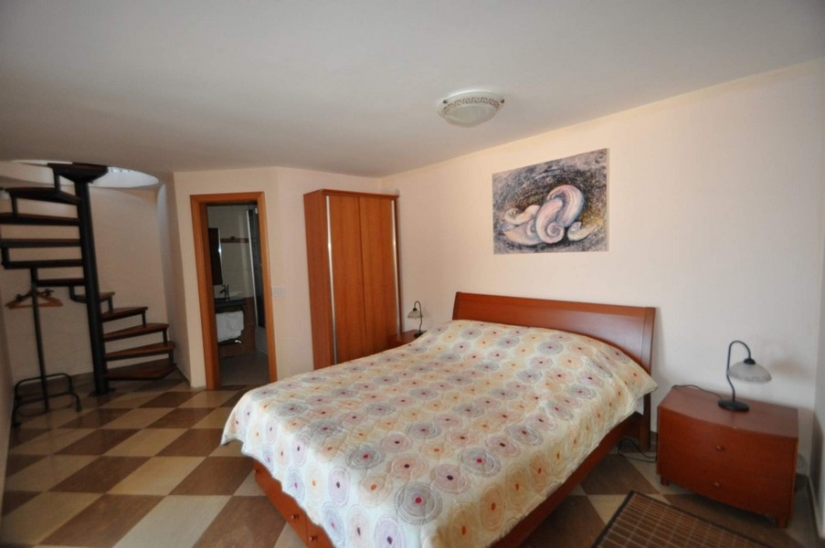 Do horného poschodia vedú schody.