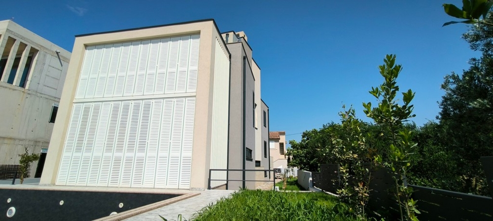 Moderná vila s veľkými oknami a veľkou záhradou