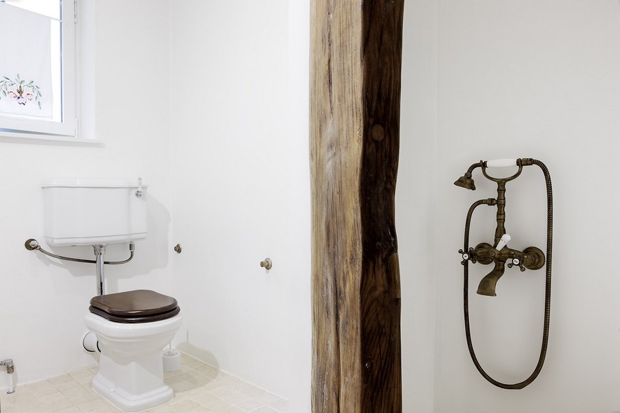 Svetlá kúpeľňa so sprchovacím kútom