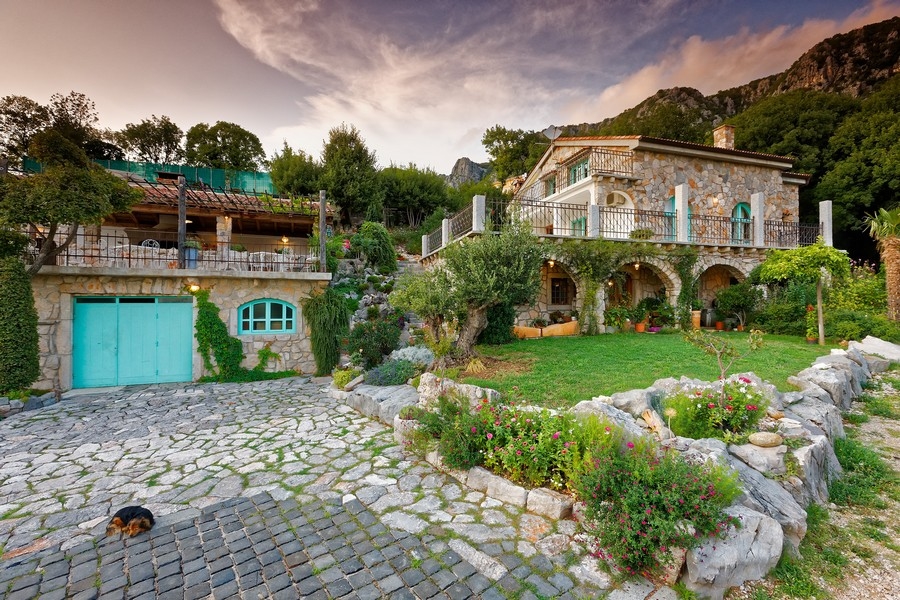 Stredomorská vila s bazénom a výhľadom na more v meste Bribir