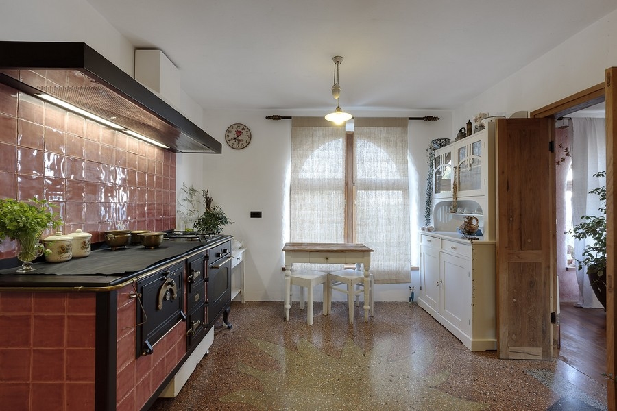 Veľká kuchyňa s jedálenským kútom a oknom