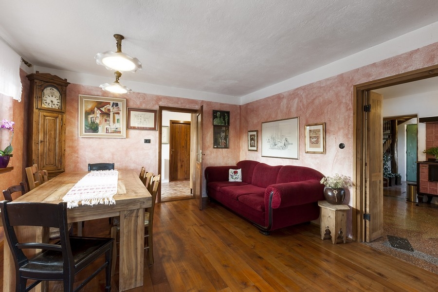 Obývacia a jedálenská časť s nábytkom