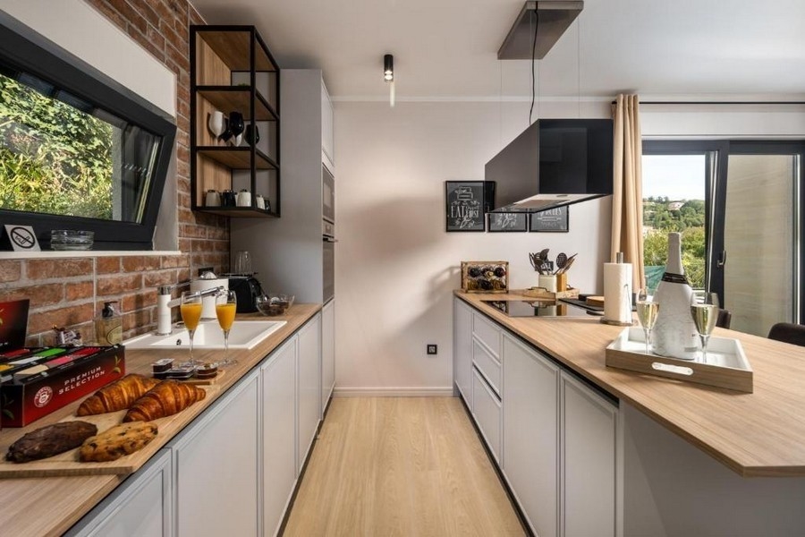 Kvalitná otvorená a svetlá kuchyňa