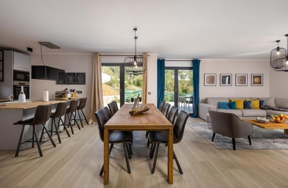 Veľká kuchyňa-obývacia izba s výstupom na terasu