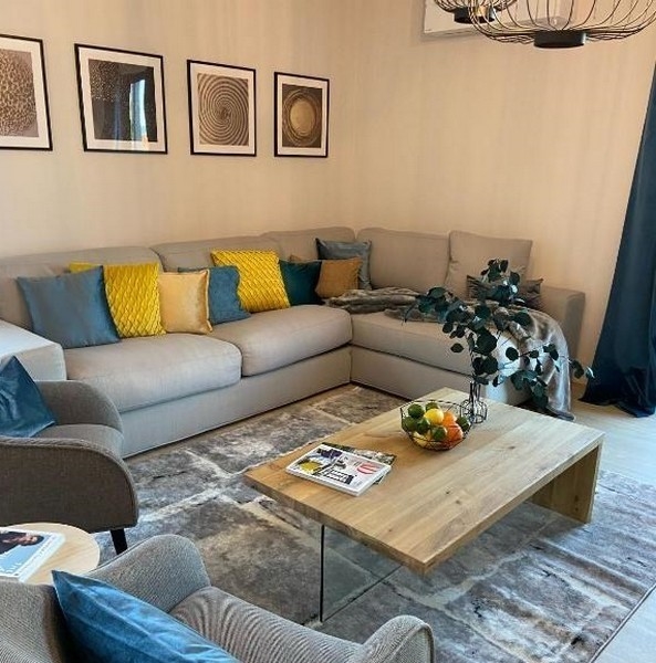 Svetlý obývací priestor plne zariadený